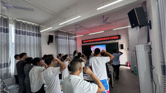 M6米乐APP,叙州区双龙学校双龙小学校区召开2024年暑期师德师风学习专题会
